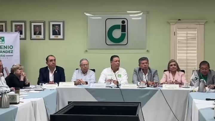 Eugenio Hernández Flores se reúne con miembros del Consejo de Instituciones en Nuevo Laredo