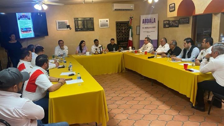 Yahleel Abdala Carmona se reune con socios del Club Sertoma de Nuevo Laredo