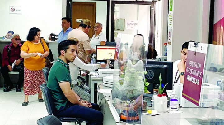 Nuevo Laredo: exhortan a quienes regularizaron su auto chocolate a tramitar placas