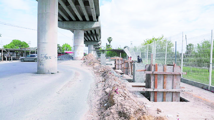 Construyen dos puentes peatonales en Nuevo Laredo