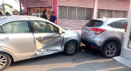 Conductor se pasa el alto y provoca triple choque en el sector centro