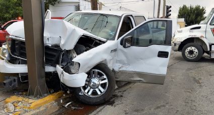 Conductor se pasa semáforo en rojo en la Degollado y estampa una Escape sobre la Madero