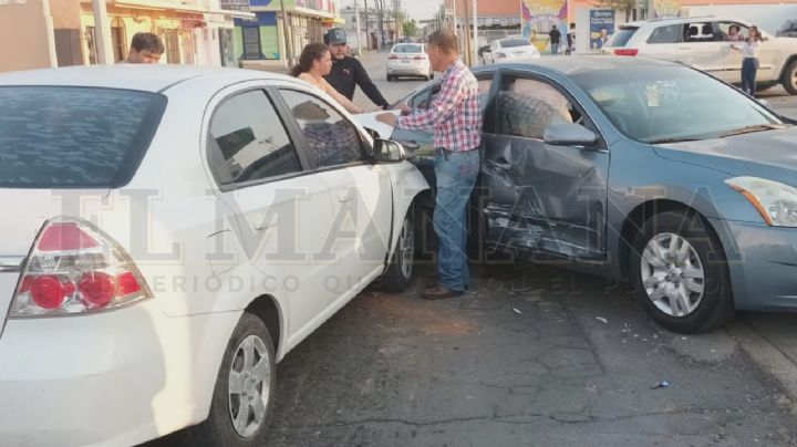 Imprudencia al volante: joven queda lastimada en accidente vial sobre crucero Maclovio Herrera