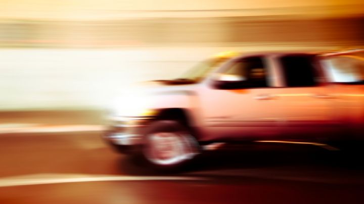 Detienen a sujeto que iba a más del doble de velocidad 'volándose' los rojos en las calles de Laredo