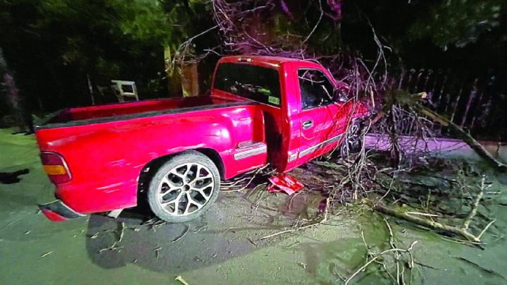 Conductor se mete con todo y camioneta a una casa en la colonia Madero; huyó del lugar