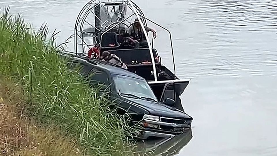 Se arroja al río con todo y su Tahoe