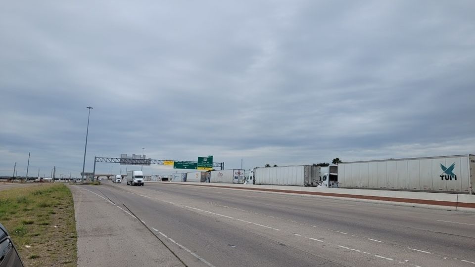 Los camiones deben hace fila en la lateral de la Carretera 35 sin interferir con los negocios y cruceros