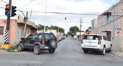 Reportan fuerte accidente vial en la Colonia Guerrero; conductora se pasó el alto