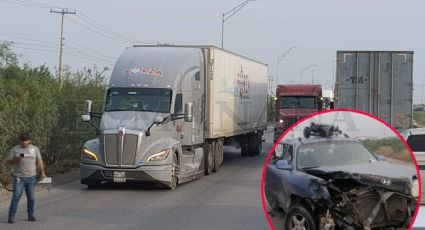 Camioneta impacta contra el costado de un tráiler en la Colonia Navidad; conductor salió seriamente herido