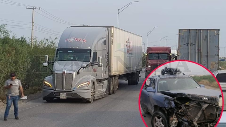 El joven conductor perdió el control de su unidad, estampándose contra la caja metálica del tráiler, quedando sumamente herido por el percance