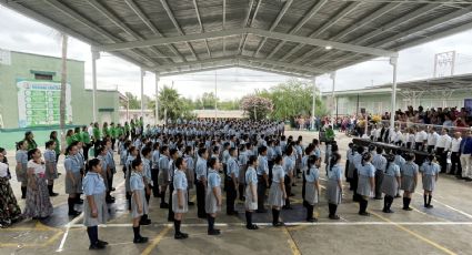 Nuevo Laredo: Primaria Cosme Pérez entonan Himno Nacional con amor y fervor