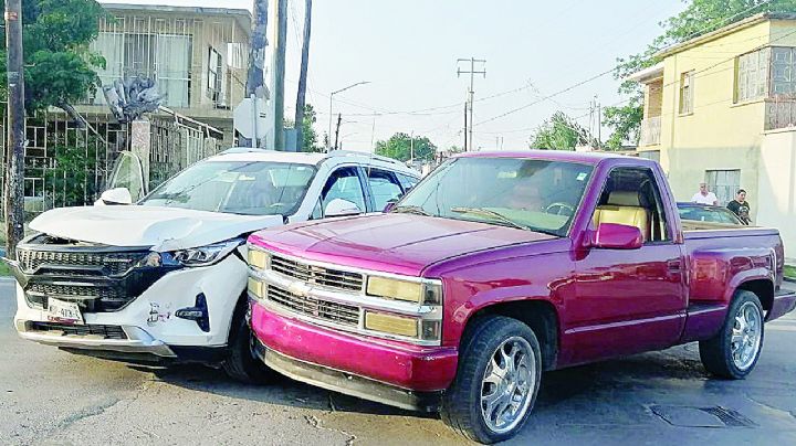 Conductores alegan tener luz verde y provocan aparatoso accidente en la colonia Guerrero