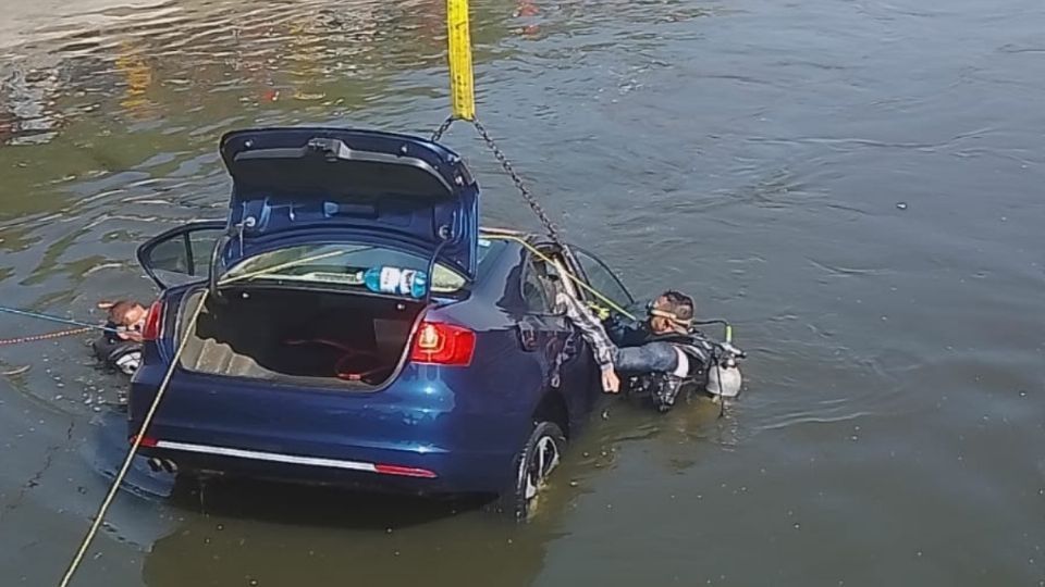 Cuatro personas perdieron la vida, luego de que auto cayó a un canal en Puebla