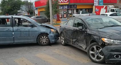 Por ir con el teléfono en mano, causa aparatoso accidente en el crucero Perú con Niños Héroes