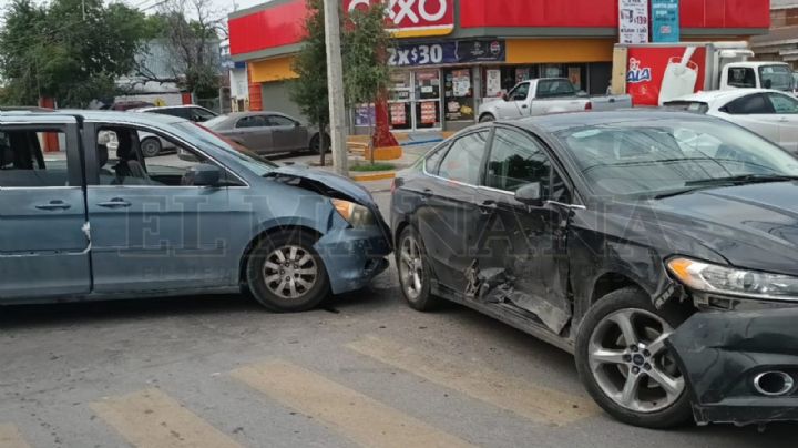 Por ir con el teléfono en mano, causa aparatoso accidente en el crucero Perú con Niños Héroes