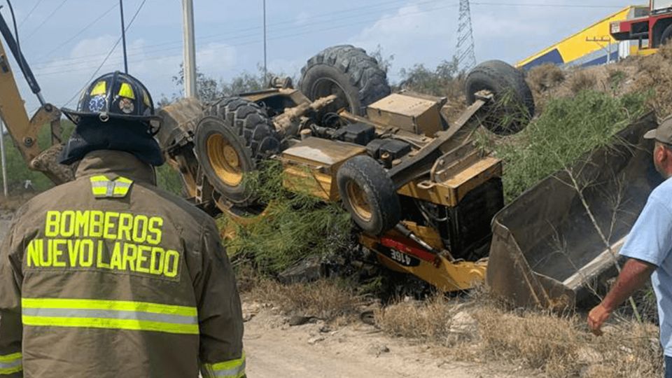 Retroexcavadora vuelca y casi mata a su operador