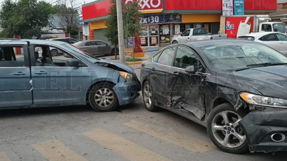 La imprudencia al volante causaron este impactante choque, el cual dejó a ambas unidades completamente destrozadas