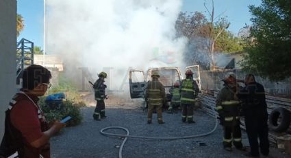 Camioneta es consumida por las llamas de un voraz incendio en la Colonia Palacios