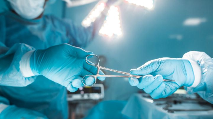 Falso cirujano plástico causa muerte a paciente; lo condenan a solo tres años, pero está libre