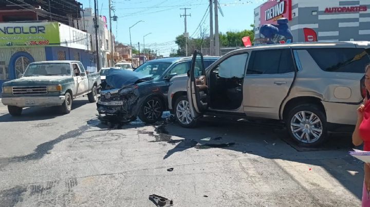 En Nuevo Laredo, chocan flamantes camionetas: conductoras alegan tener luz verde