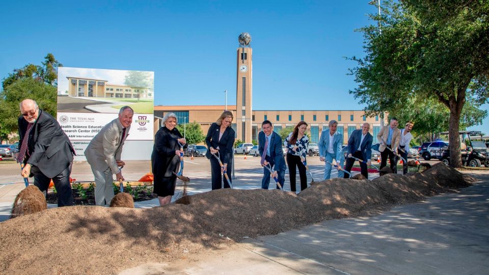 Dieron comienzo los trabajos de construcción de dos nuevos edificios en TAMIU.