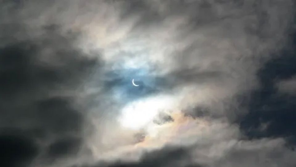 Eclipse con nubes