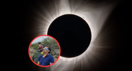 Migrantes esposados y en custodia se detienen para ver el eclipse solar en frontera de EU y México