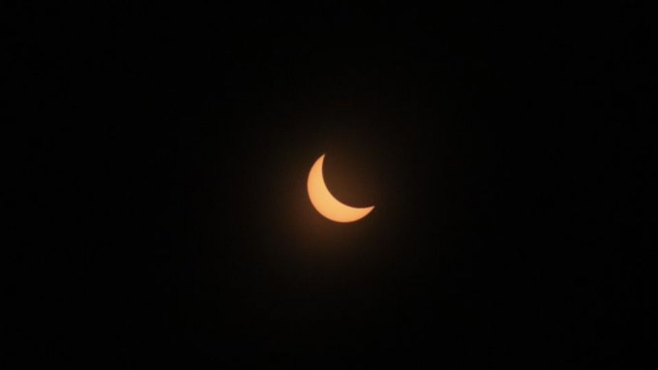 El eclipse se pudo apreciar al 75% en la CDMX, impresionando a los capitalinos con este fenómeno