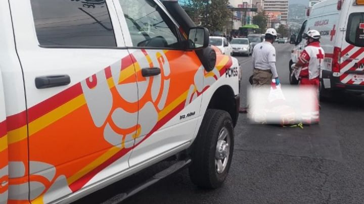 Abuelito se detiene a recoger monedas y es atropellado; muere al instante