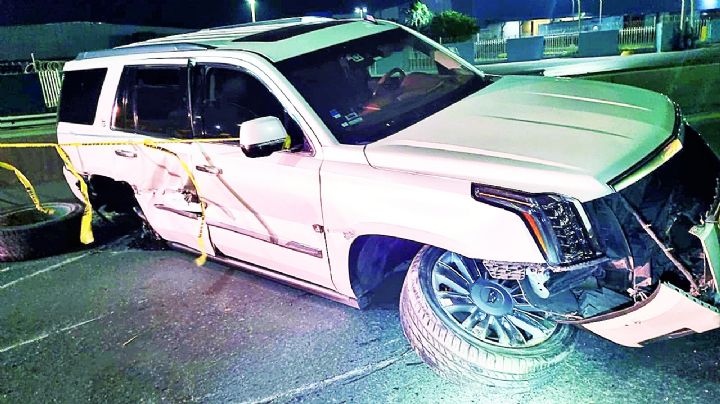 Abandonan a camioneta de lujo tras accidente en el puente de la Corona; quedó destrozada