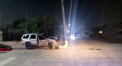 Jovencito imprudente se estrella con poste de CFE en Nuevo Laredo; casi se mata