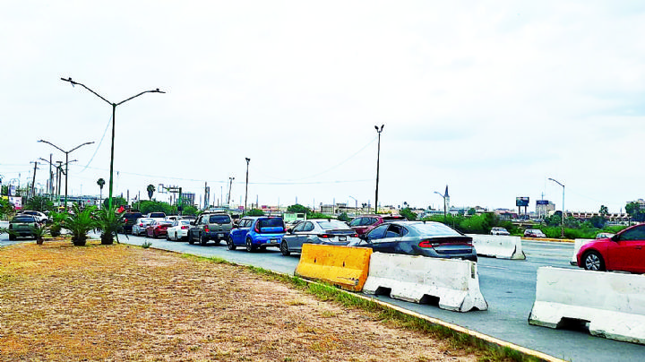 Por Día de las Madres en EU, paisanos tardan más de 2 horas en cruzar