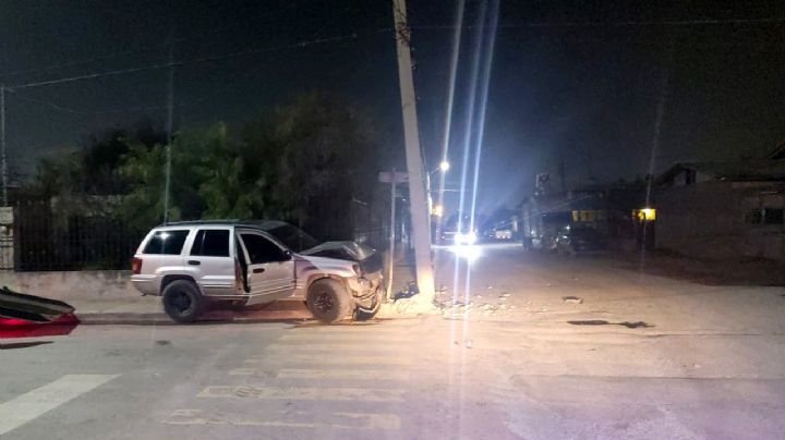 Jovencito imprudente se estrella con poste de CFE en Nuevo Laredo; casi se mata