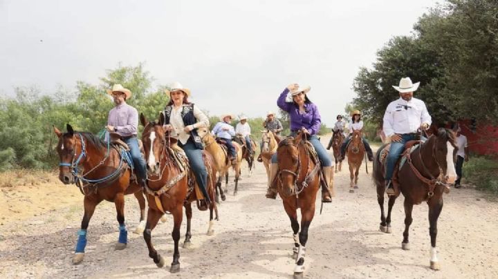 Participa Yahleel Abdala en la cabalgata 'Cultura y Tradiciones' en calles del Kilómetro 10