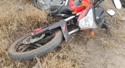 Mujer derrapa con su moto y choca con camellón lateral en Segundo Anillo Periférico; salió lesionada