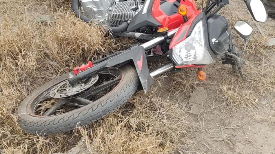 Mujer derrapa con su moto y choca con camellón lateral en Segundo Anillo Periférico; salió lesionada