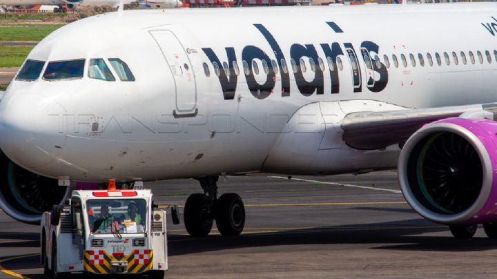 Volaris recibe multa millonaria por infracciones en retrasos en la pista
