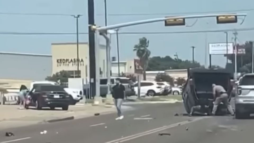 Persecución de película termina en choque y volcadura en Laredo; hay 7 lesionados