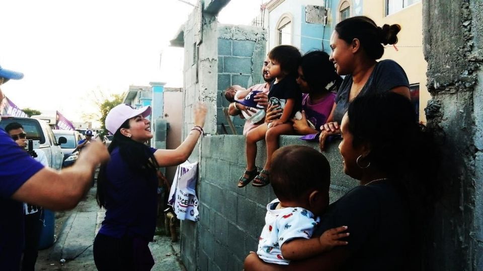 Visita Yahleel Abdala a vecinos de la colonia los Olivos