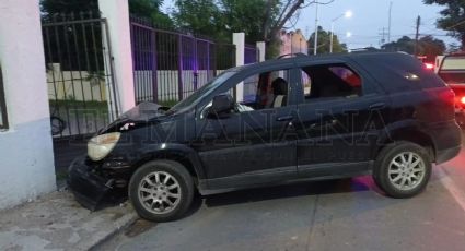 Choca su camioneta contra muro de una casa en la Colonia Guerrero; abandonó la unidad