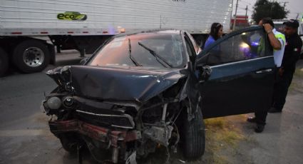 Borrachera le sale cara a mujer que estrelló su carro con tráiler y poste en Nuevo Laredo