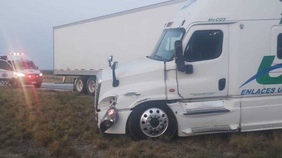 Trailero se salva de milagro tras accidente en la autopista Nuevo Laredo - Monterrey