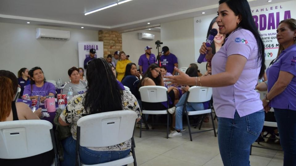 Dialoga Yahleel Abdala Carmona con personal de cadena de restaurantes en Nuevo Laredo