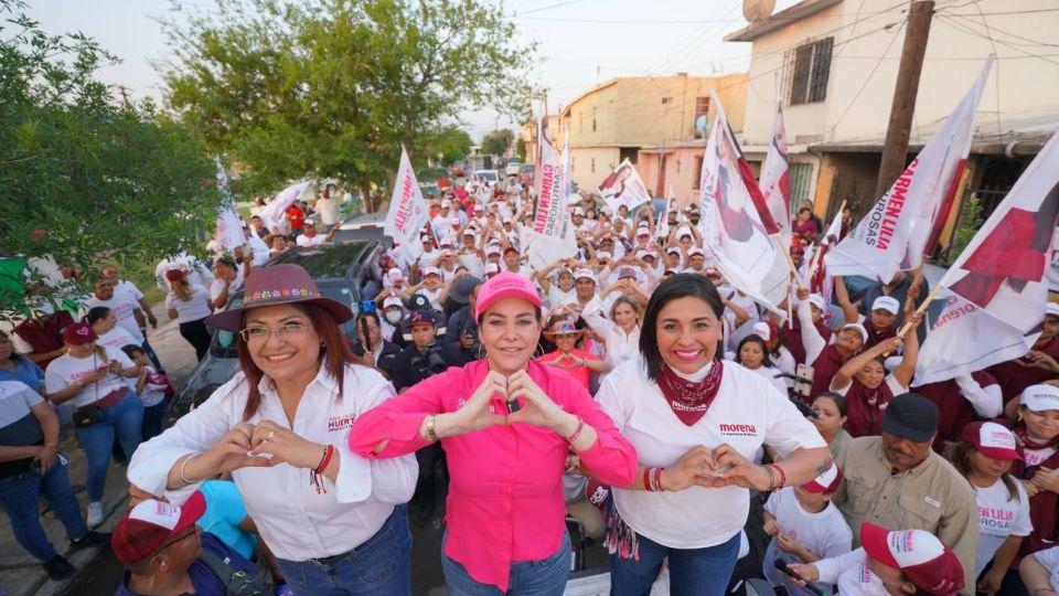 Carmen Lilia Canturosas convive con vecinos de la Infonavit