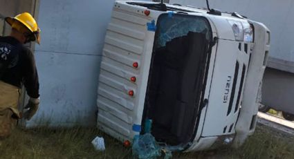 Vuelca camión en Carretera Nuevo Laredo-Monterrey por evitar cerrón; hay dos lesionados