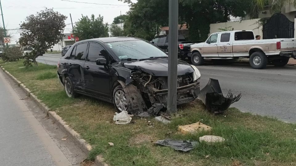 El auto de la mujer quedó sobre el camellón