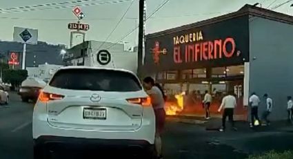 'Tragafuegos' y mariachis se enfrentan: hubo personas quemadas | VIDEO