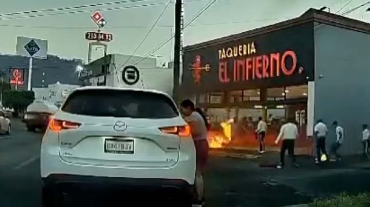 'Tragafuegos' y mariachis se enfrentan: hubo personas quemadas | VIDEO