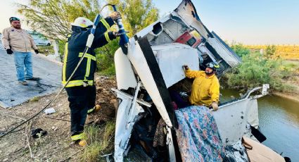 Trailero pierde el control y muere aplastado en la cabina de la unidad