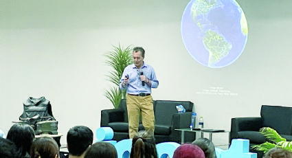 Alberto Peláez dicta magna charla en el ICEST; comparte sus vivencias como corresponsal de guerra